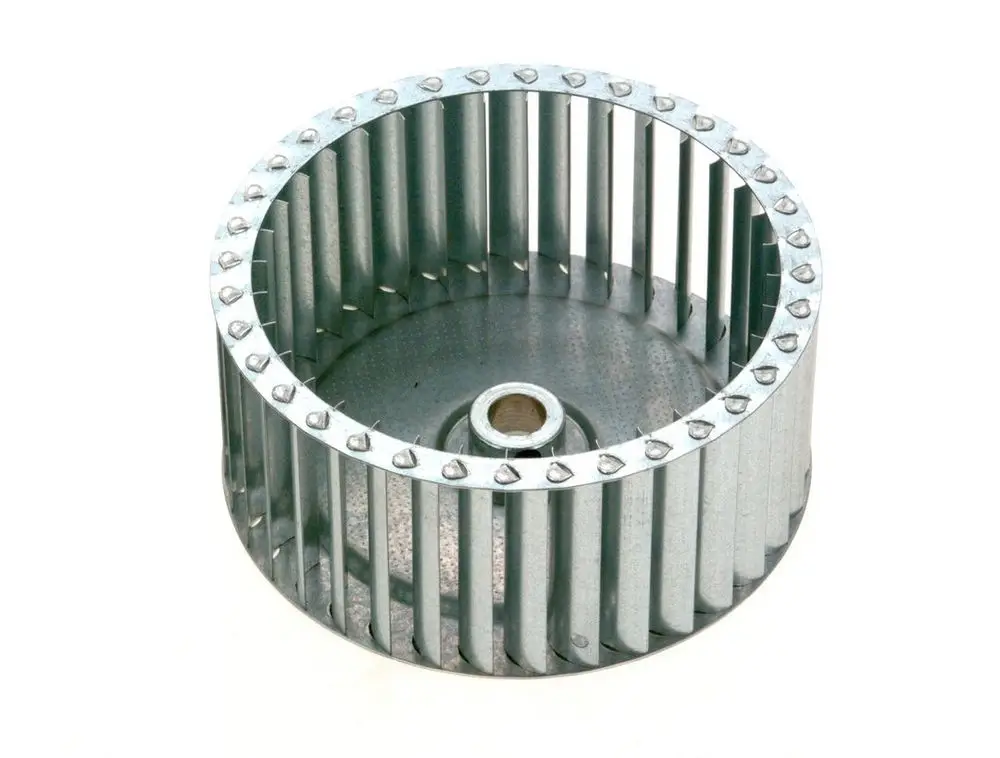 Metallisches Gebläserad mit gerippter Oberfläche, hergestellt von Bosch. Rundes Design mit zentralem Befestigungsloch für die Luftzirkulation.